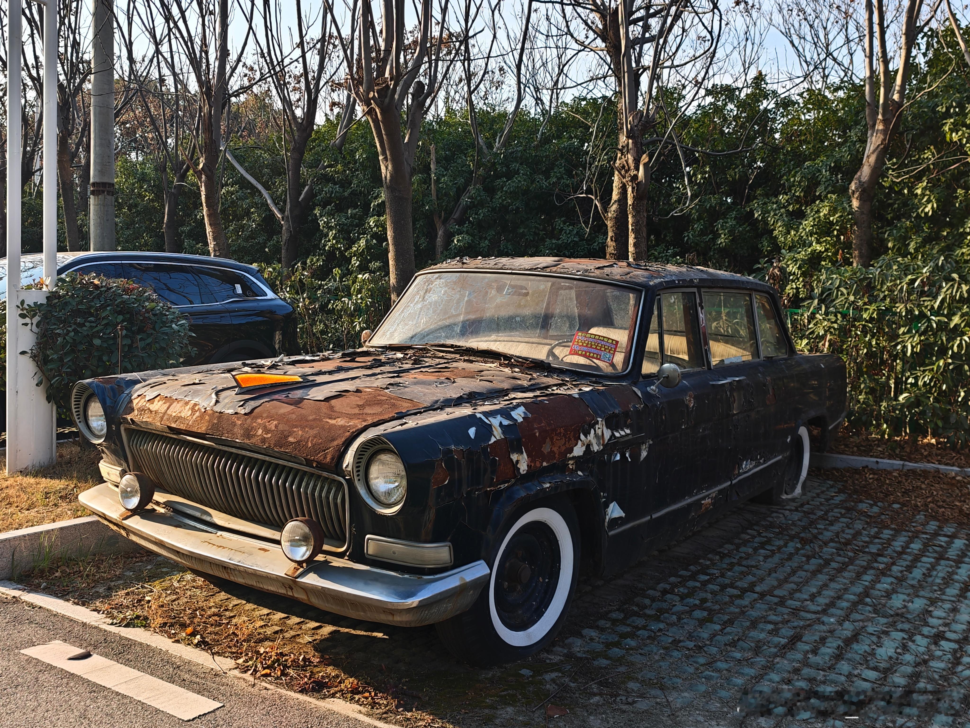 马力玩聚老马在路上 今天见完客户出来停车场碰到一台红旗车虽然已经锈蚀的不成样子但