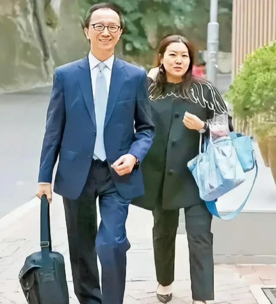 天哪，这居然是曾经的跳水女王伏明霞，一点都认不出来了。