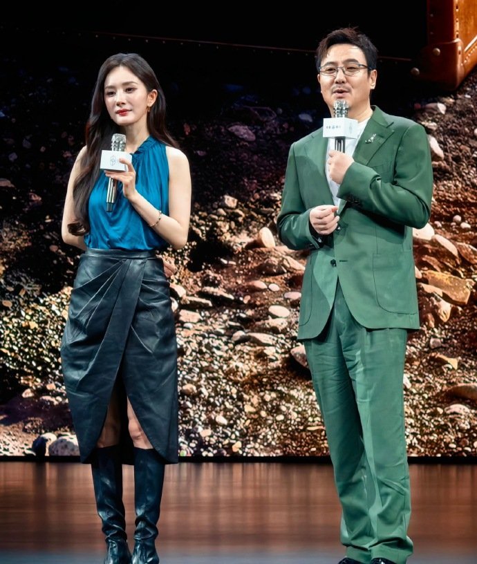 杨幂沈腾亮相享界发布会杨幂沈腾外甥女二舅再合体享界发布会杨幂沈腾再度同框，外甥女