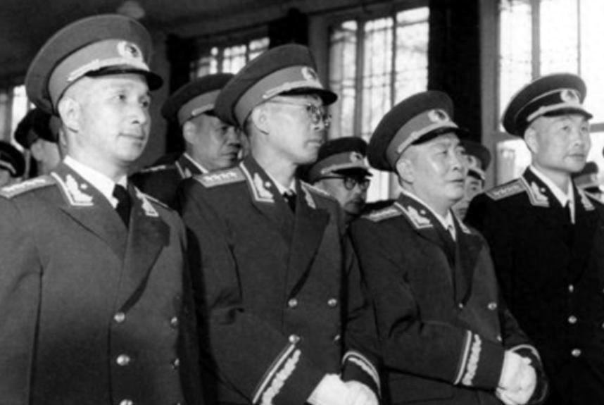 1955年贺晋年被授予将军军衔，贺龙彭德怀表达异议，毛主席当场质问：为什么会是这