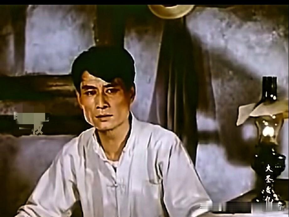 年龄大的人都应该认识这位老演员，他的名字叫嵇启明，长得浓眉大眼的，形象看着挺正面