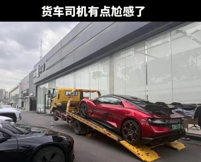 拖车司机也是万万没想到啊！运送了无数车子，第一次翘起来了[允悲]