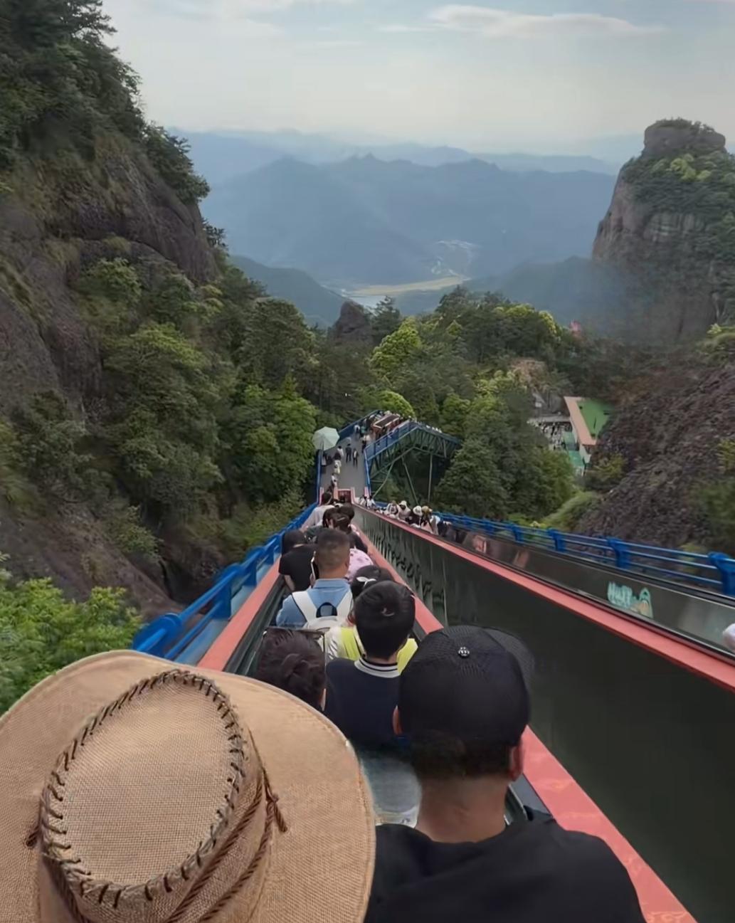 浙江台州的神仙居景区，这个电梯爬山设计，我给打99分！稍有遗憾的一点，就是再长点
