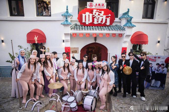 传下去黄晓明要把中餐厅做成百年老店传黄晓明要搞中餐厅百年老店！他不仅帮着上菜，还