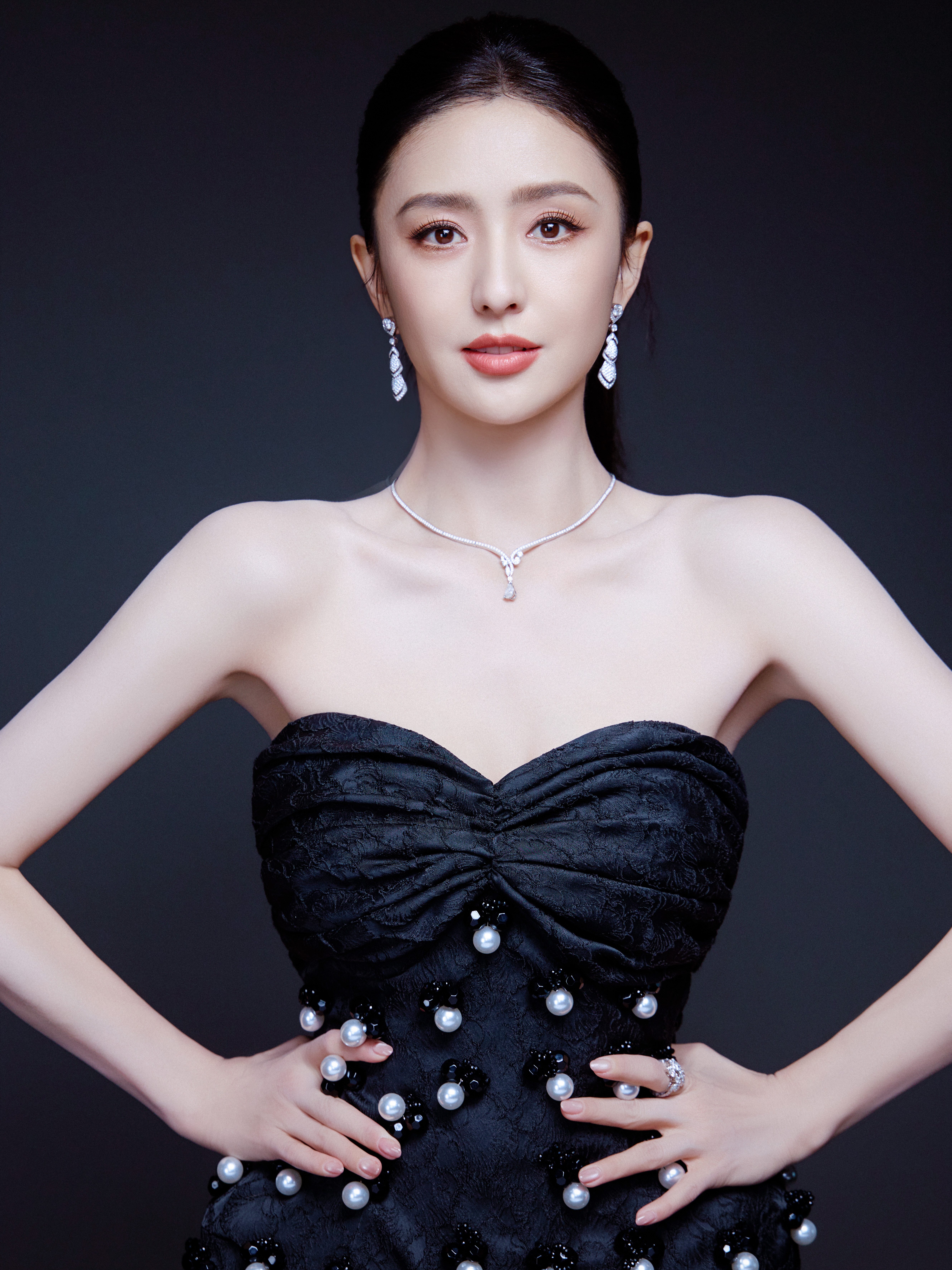 佟丽娅🖤微博之夜蝶栖于夜，身披星芒。墨色之上，望见流动星轨💫