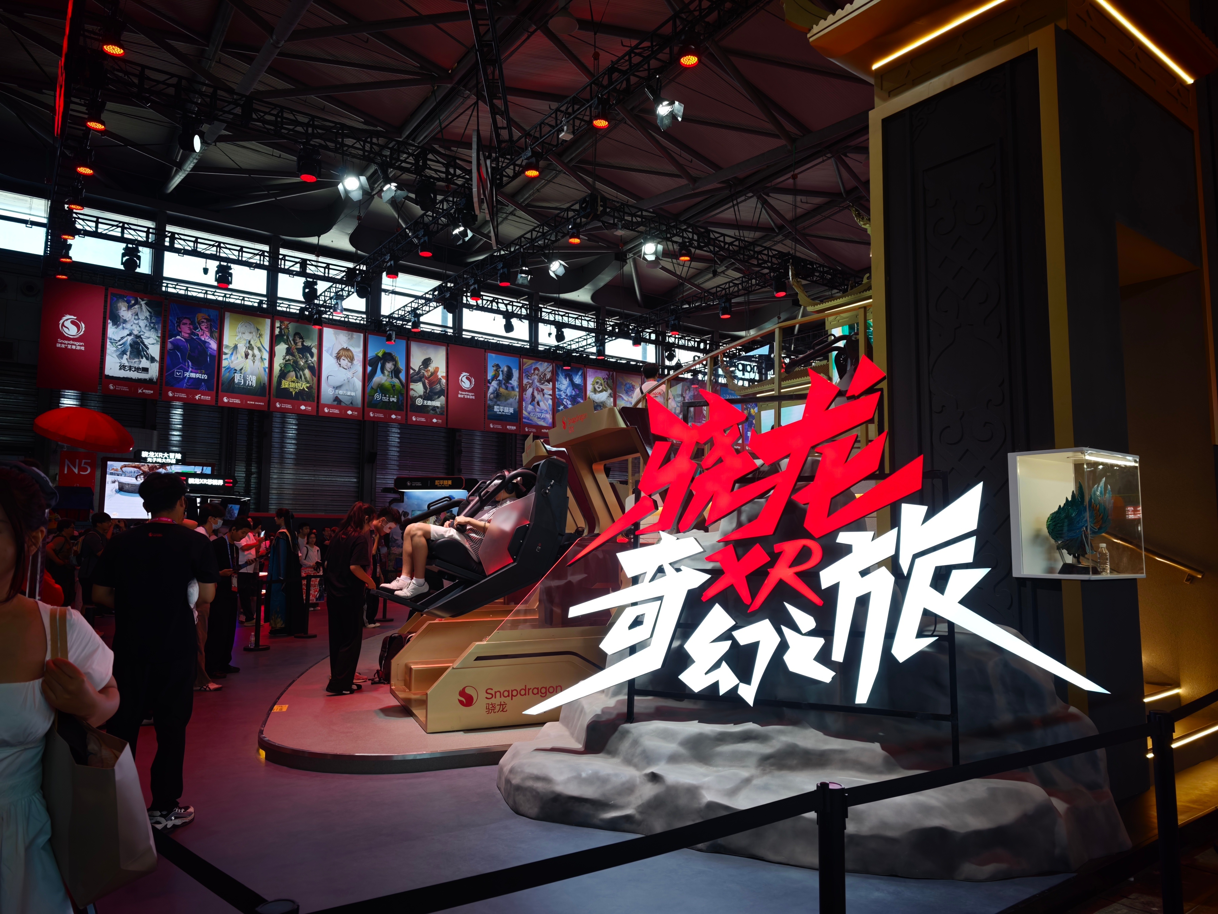 集你所爱2026ChinaJoy 先逛逛骁龙展台，顺便拍拍小姐姐。