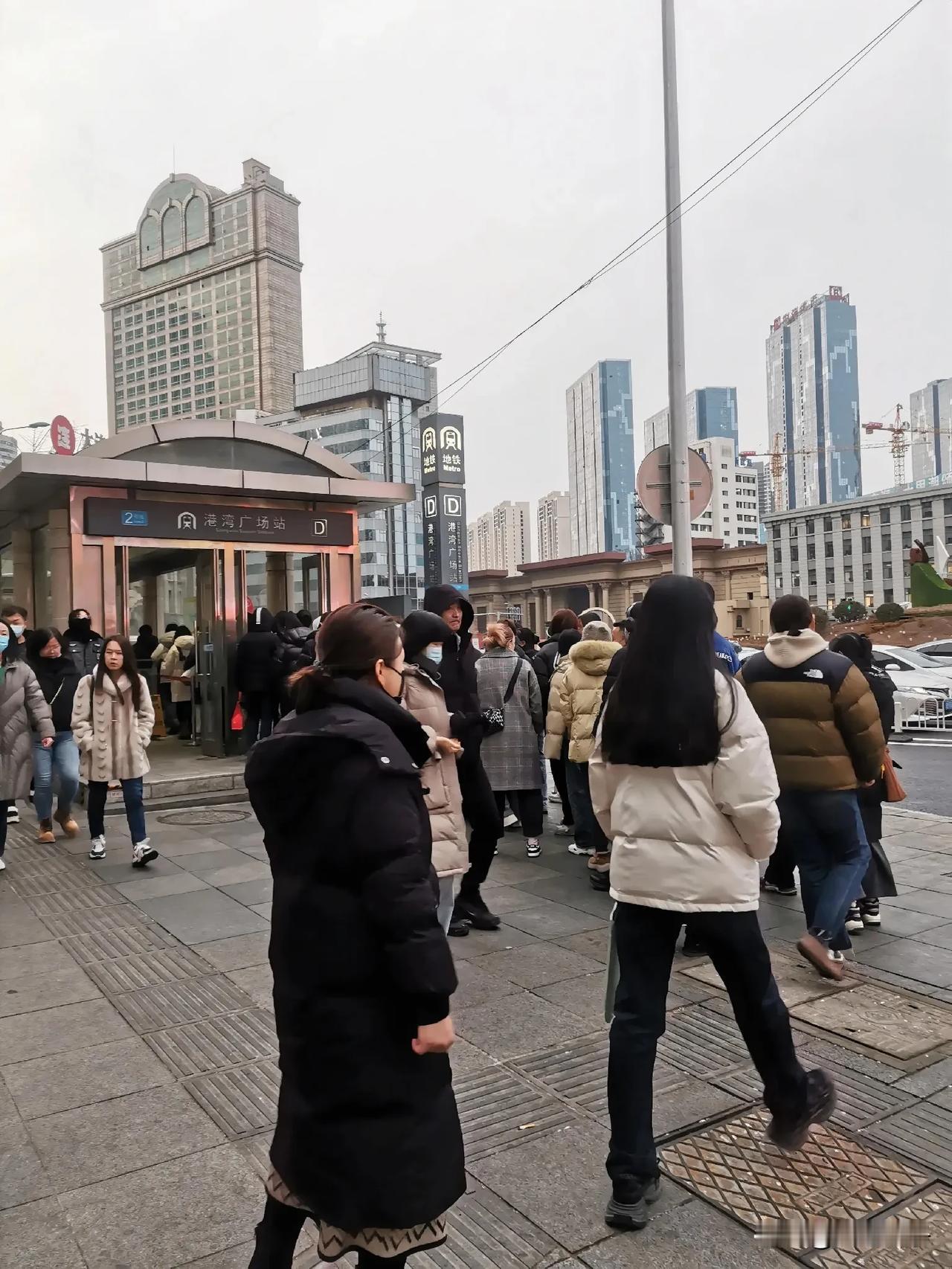 没有成想，真的没有成想大连坐地铁的人会这样的多，队伍排出十几，二十米，进入站口到