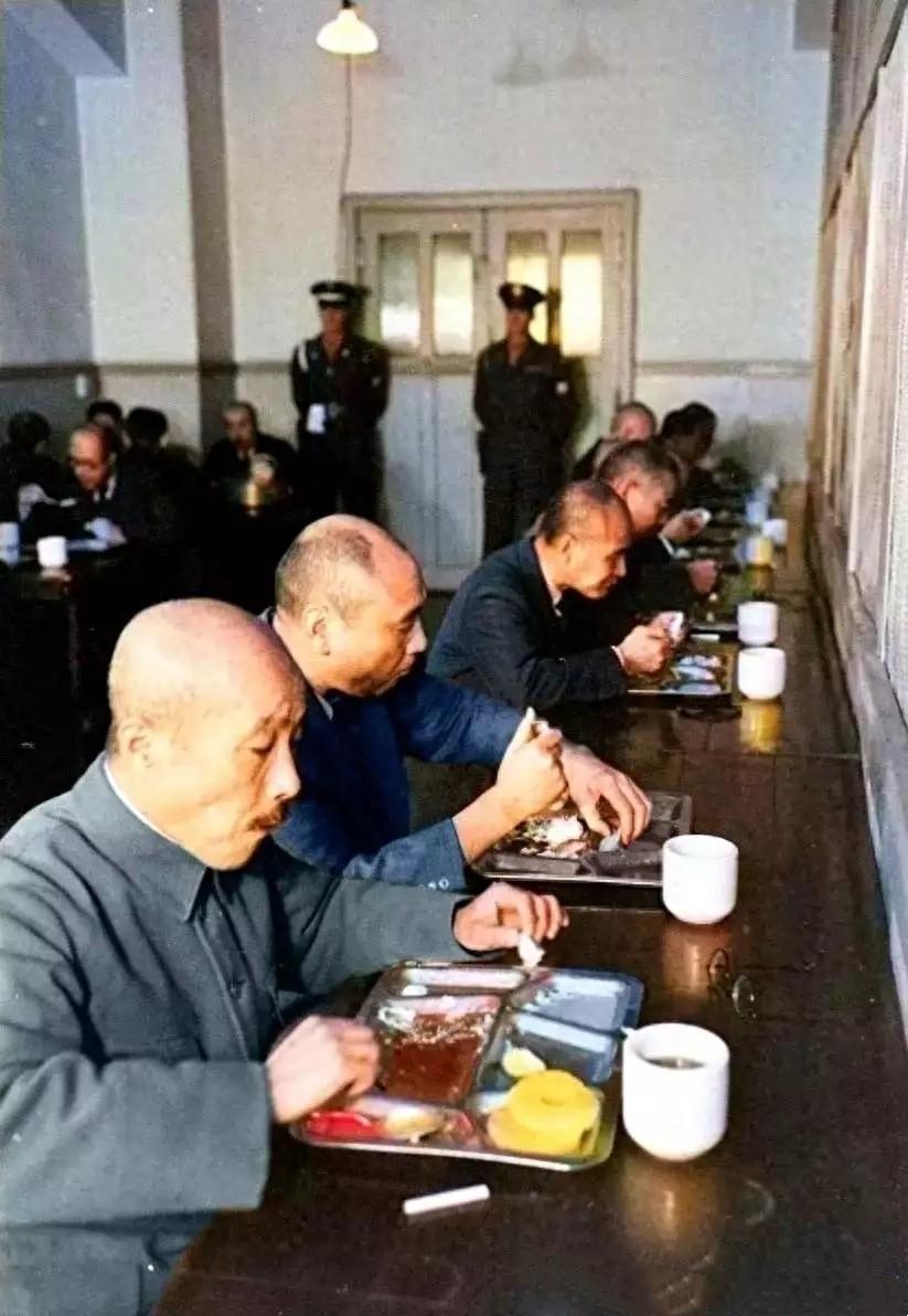 1948年，那个在战场上策划残忍屠杀的战争罪犯——东条英机，正面对生命的终结前吃