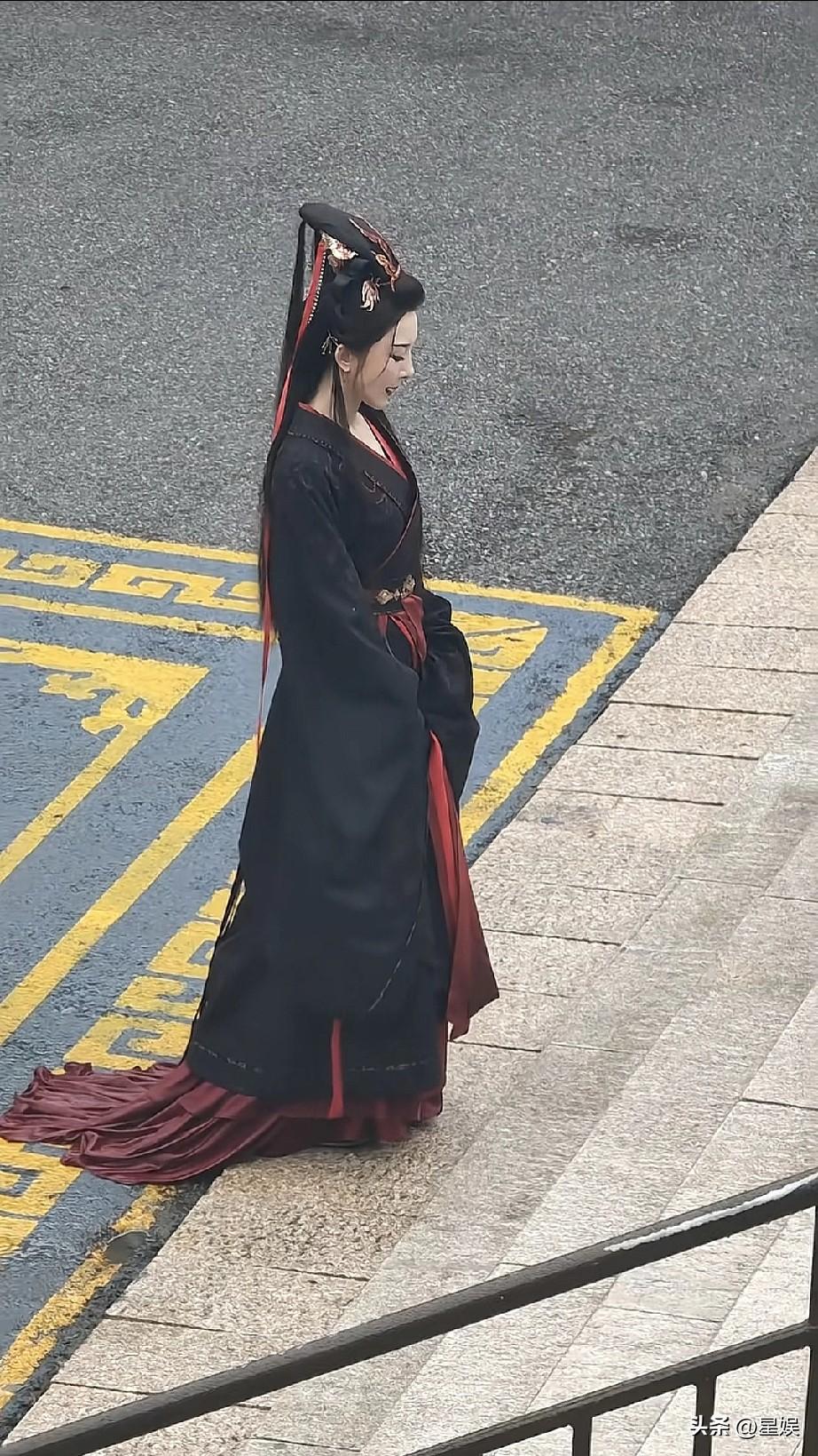 黑红襦裙曳地，发上赤金带红纹饰，是重临故地的虞姬李依晓