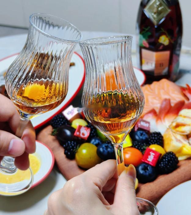 感谢大家今晚让老方下了个早班，还好我早上就说了，今天是你们方嫂生日，大家就都上道