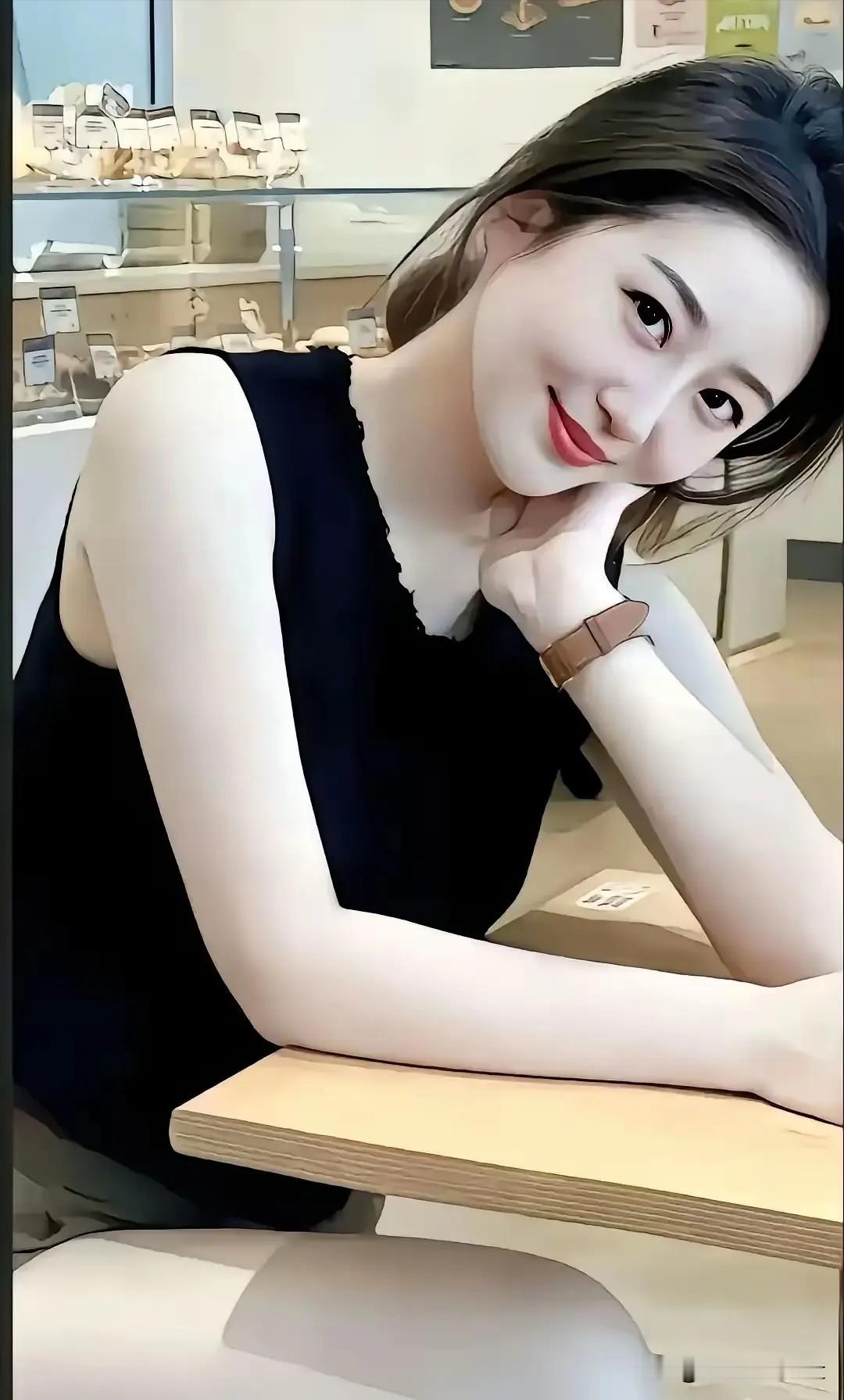清平乐·浅笑
 
晴窗风软，浅笑意阑珊。
腕底轻光凝玉腕，漫把清欢偷展。
 
闲