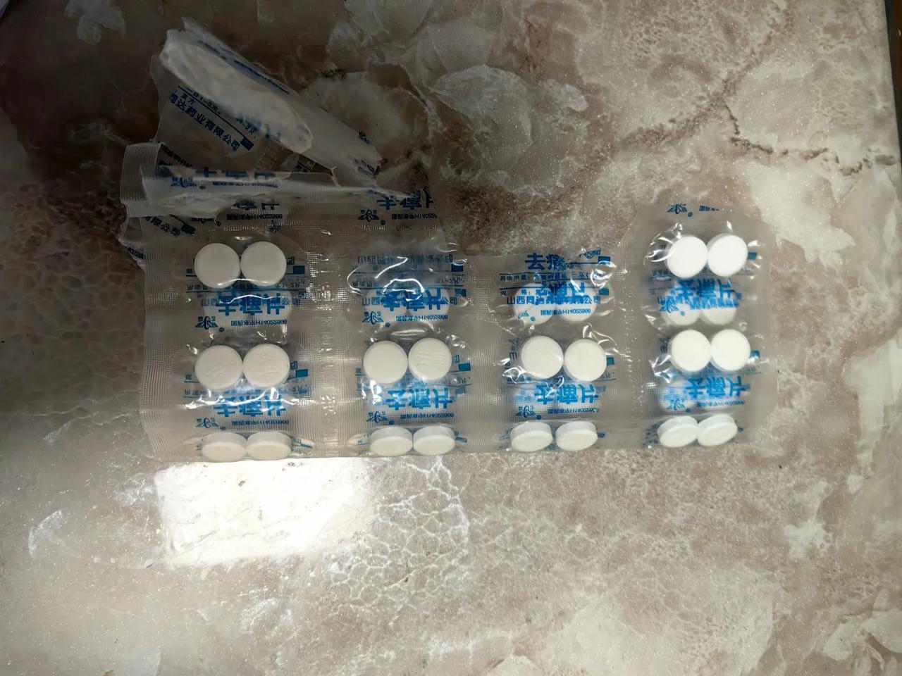 到了晚上，头部总是隐隐作疼，搞得夜不能寐。

去医院拍片检查，头里面还没长啥，血