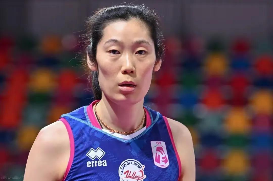 破案了！朱婷回归中国女排悬念揭晓，正式回应蔡斌，郎平遗憾！最近中国女排官宣了集训