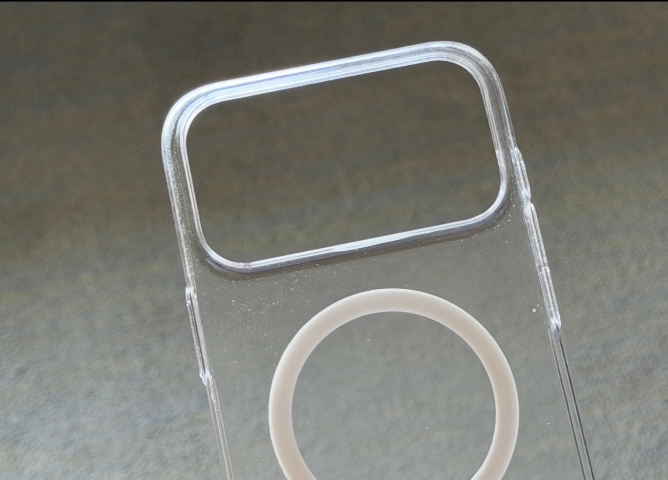 iPhone18Pro系列手机壳曝光对比了一下我手中的iPhone17 Pro手