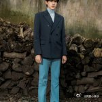 张极海军蓝suit造型张极高领毛衫 张极这身真的鲨疯全场！海军蓝西装 + 高领毛