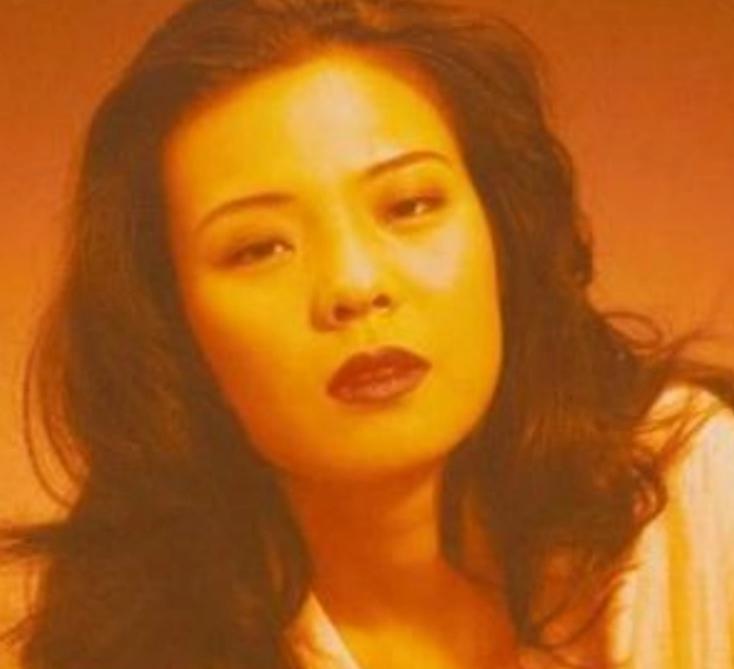 1999年，天津28岁的当红歌手谢津洗完澡后，从23层高楼一跃而下，当场死亡，万