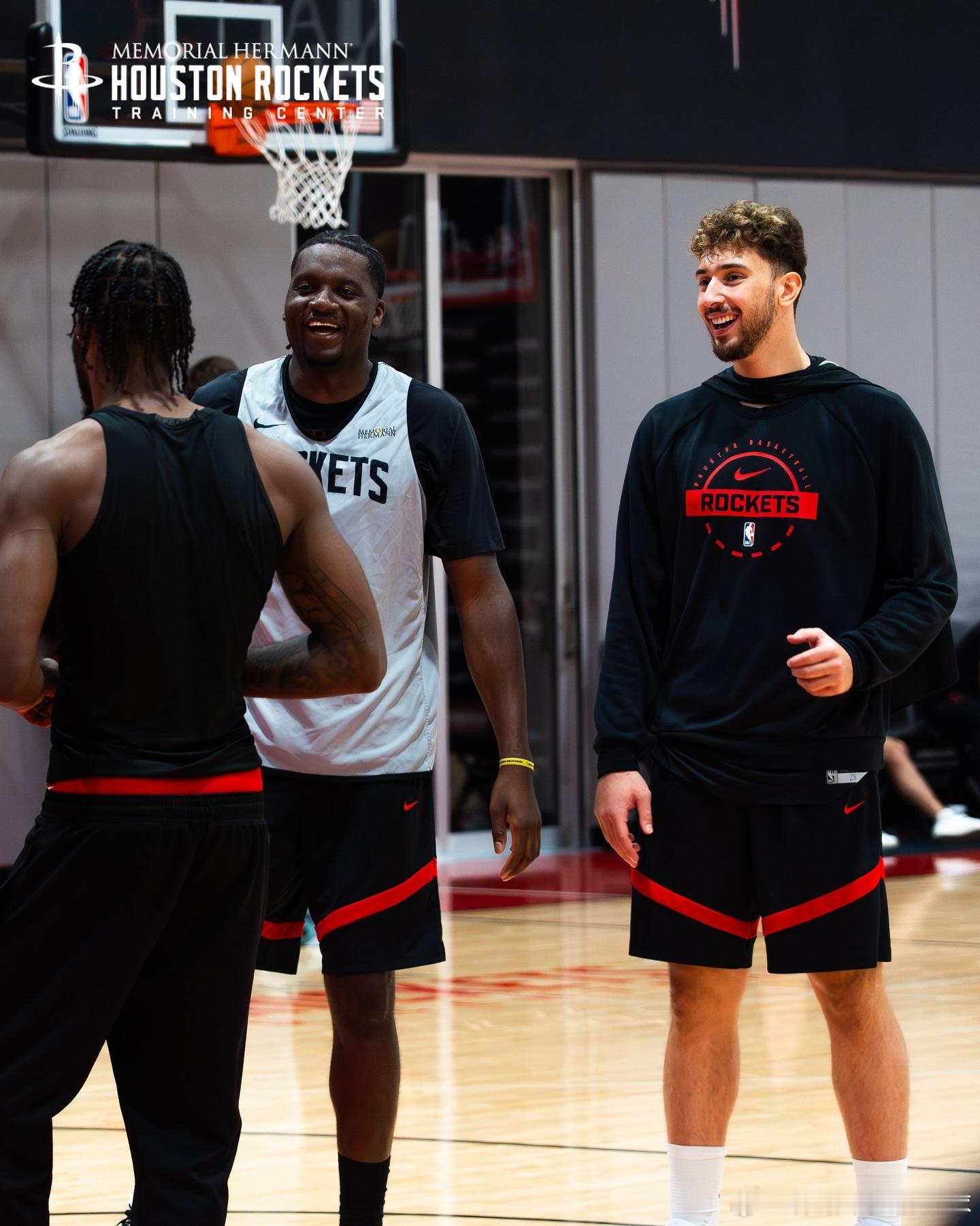 火箭今天进行季前赛前最后一次训练📸休斯顿火箭nba休赛期休斯顿火箭[超话] ​