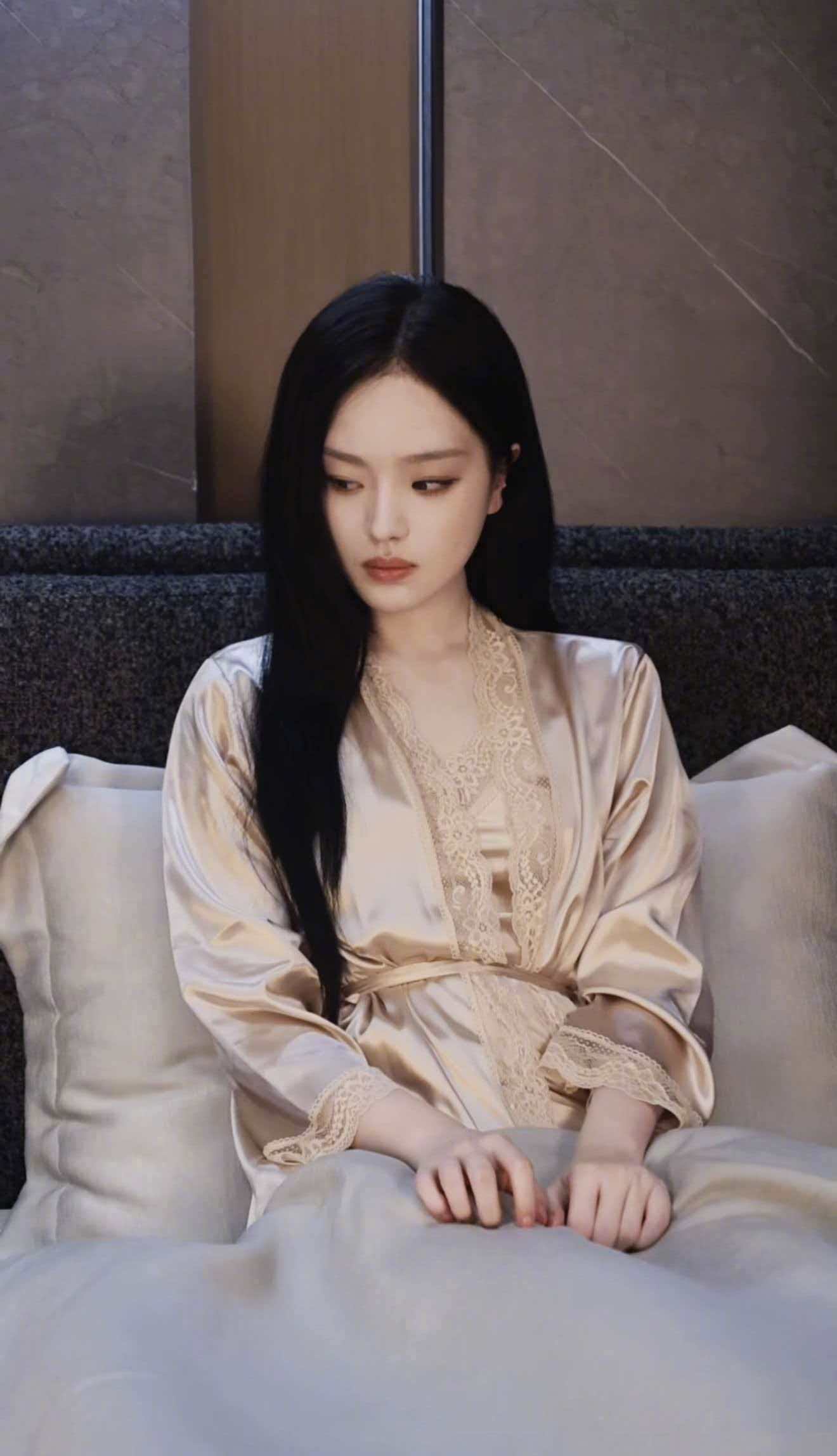 艺洋首部女主短剧玫瑰囚徒很有白月光那味儿了 