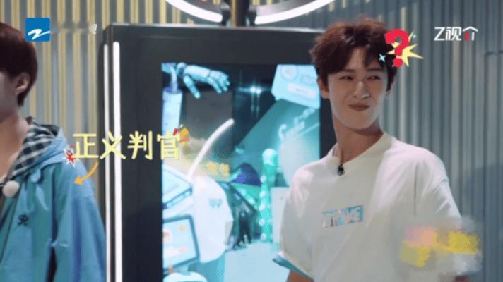 李昀锐不知道啊我还在跳手势舞奔跑吧谁被李昀锐跑男这段笑疯！撕名牌现场，范丞丞听到