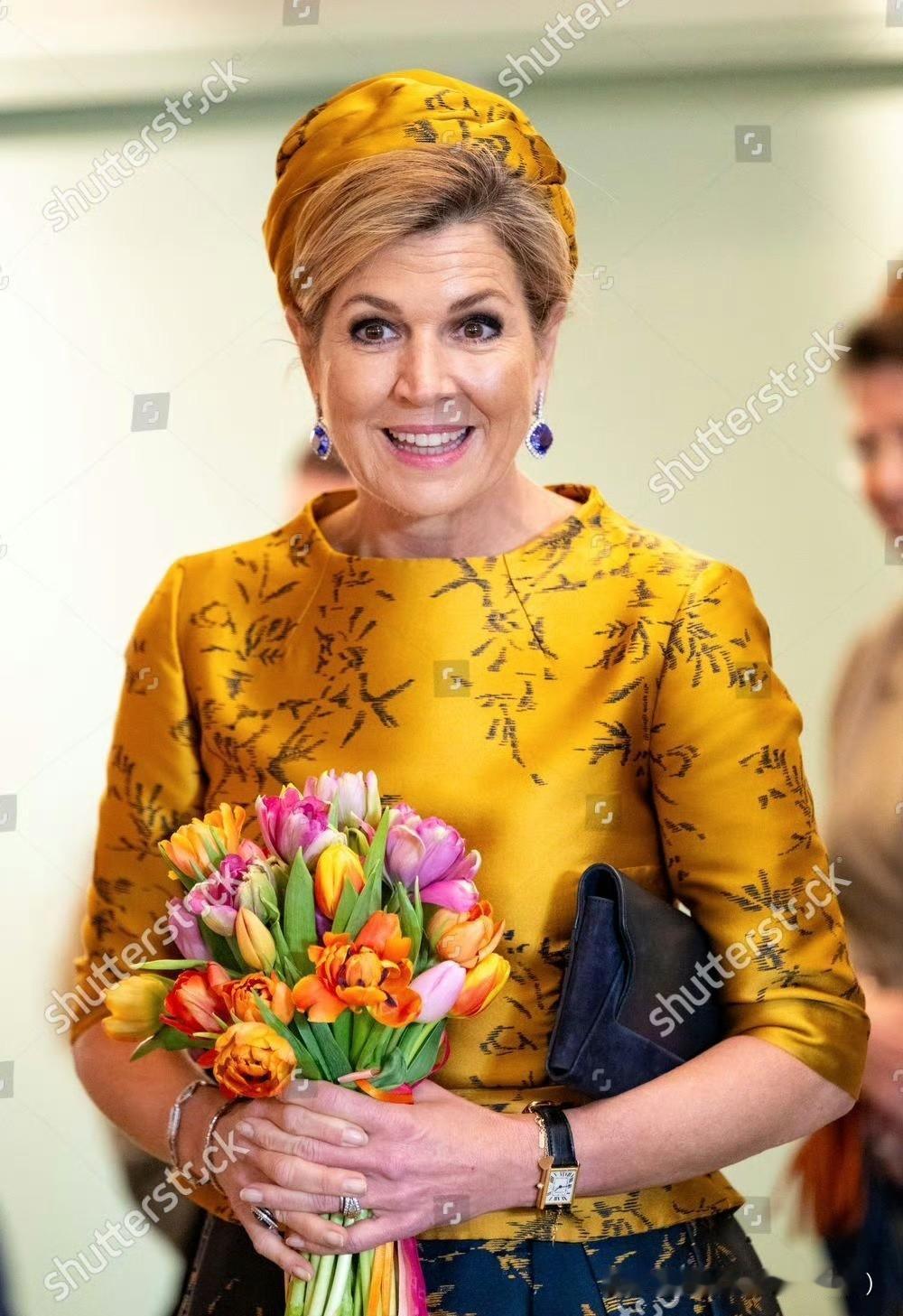 马克西玛王后出席剧院揭幕式，虽然是旧裙装，但就喜欢王后这样大色块的穿搭，明媚阳光