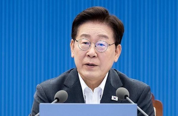 韩国副总理刚走到仁川机场登机口准备飞美国开G20会议，突然被紧急叫回首尔，当场卷