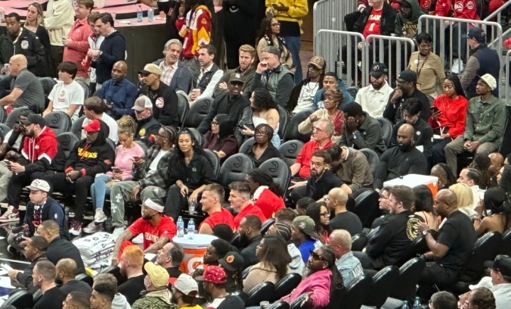 这就是生意……刚刚，老鹰交易特雷·杨去了奇才！在交易发生时，特雷·杨还坐在老鹰的