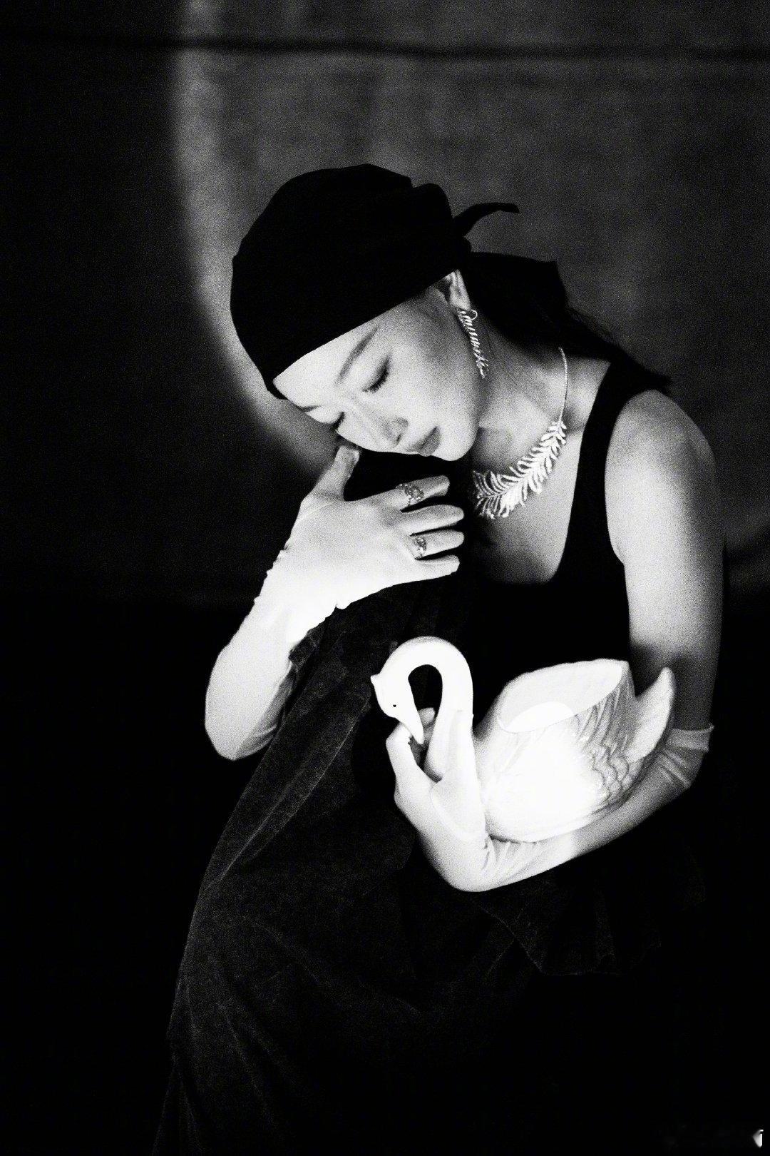 张艺谋教会周冬雨的第一课是珍惜周五晚高疯 收官催泪名场面！周冬雨提张艺谋的“珍惜