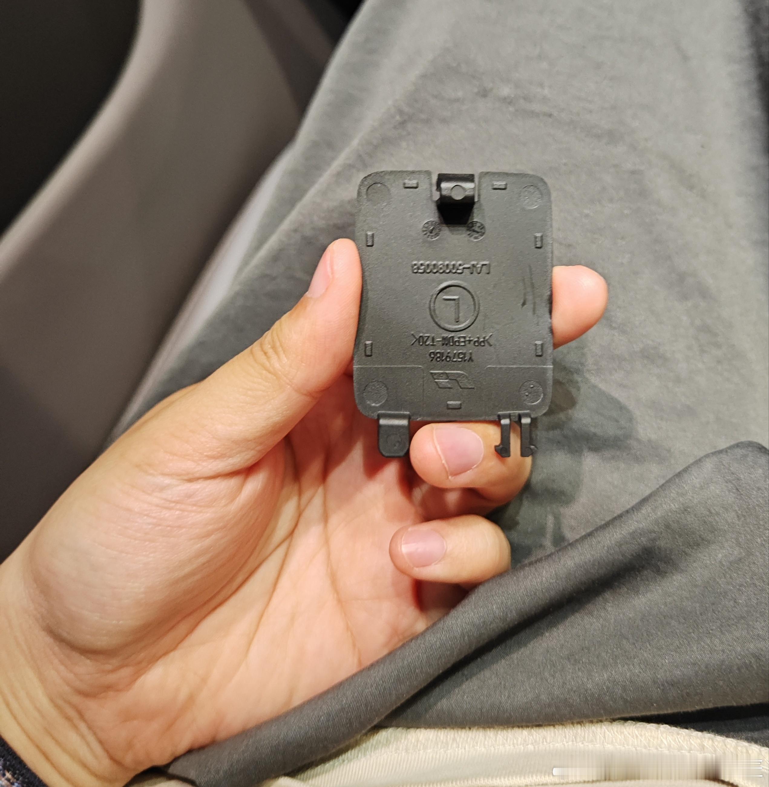 还要补充一点，整体的PQ还是出品非常不错的。比如三排两侧这个类似隔物网的万能插槽