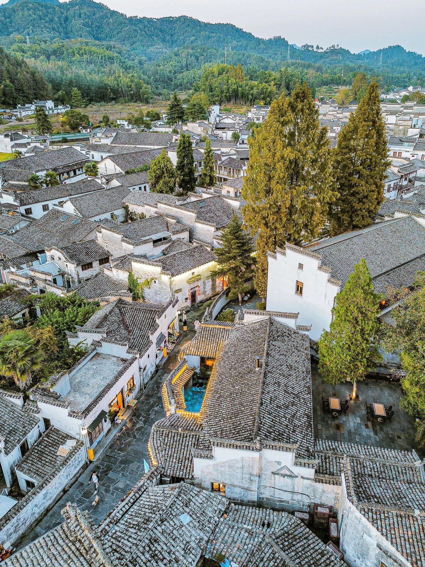 水墨徽州5日！坠入秋日不愿醒的梦。都说一生痴绝处，无梦到徽州。 这个秋...