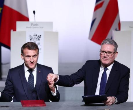 英国首相反对法国总统提议，被认为准备主动向特朗普妥协。法国总统马克龙面对特朗普为