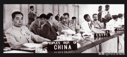 埃及翻脸硬刚美英法！中国70年前一笔救命大单，如何改写中东命运？
 
站在阿斯旺