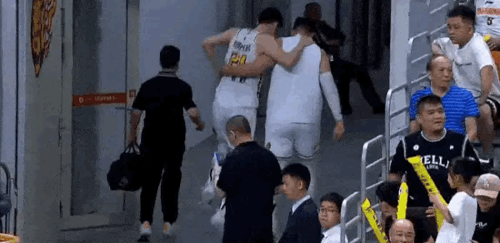 胡金秋意外扭伤脚下场，成为整场比赛的关键转折点，广厦内线顿时没有了牵制力。

有