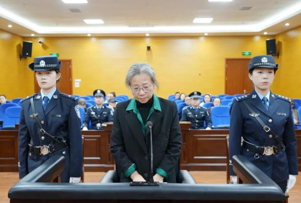 站在被告席上的景亚萍，和一年前的自己相比，简直判若两人，曾经乌黑飘逸的长发几近全