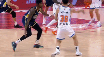 崔永熙的第一个三分球来了！
来自龙狮队友麦考尔的助攻。
这是崔永熙来广东男篮之后