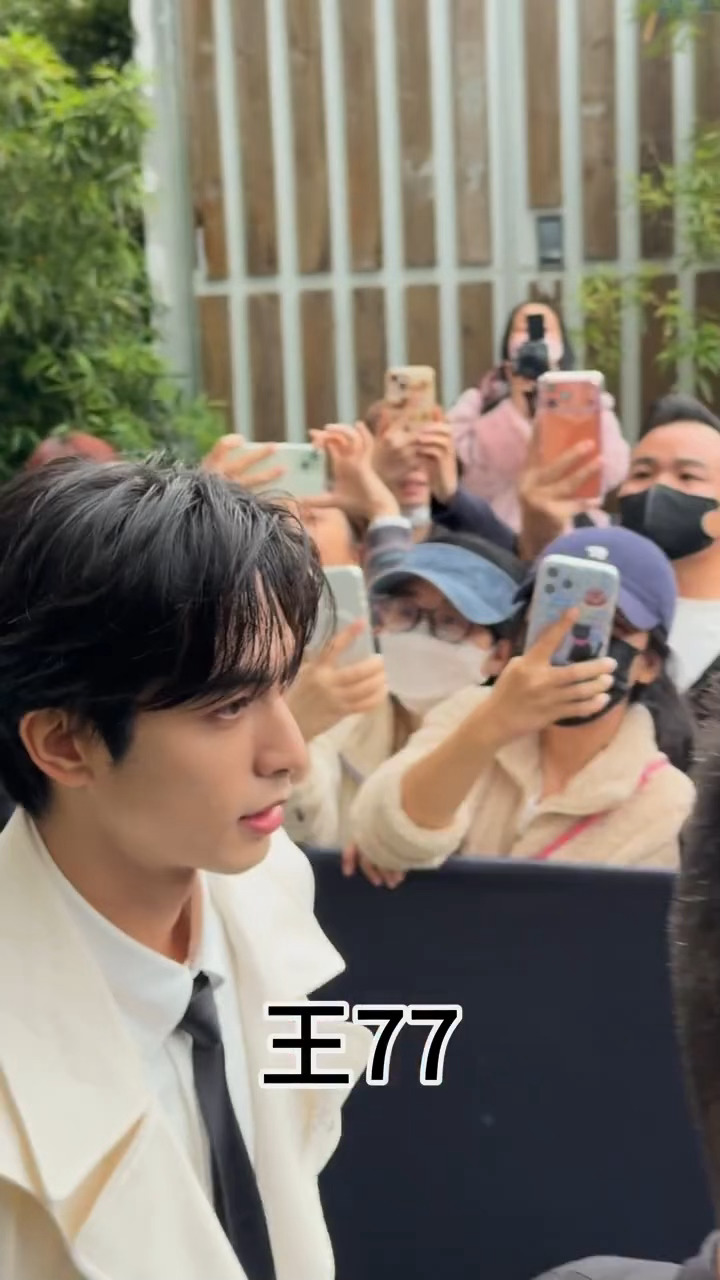 “巧了你也穿了白色入境”白风衣威龙欧巴[流鼻血][流鼻血]宋威龙白色长款风衣lo