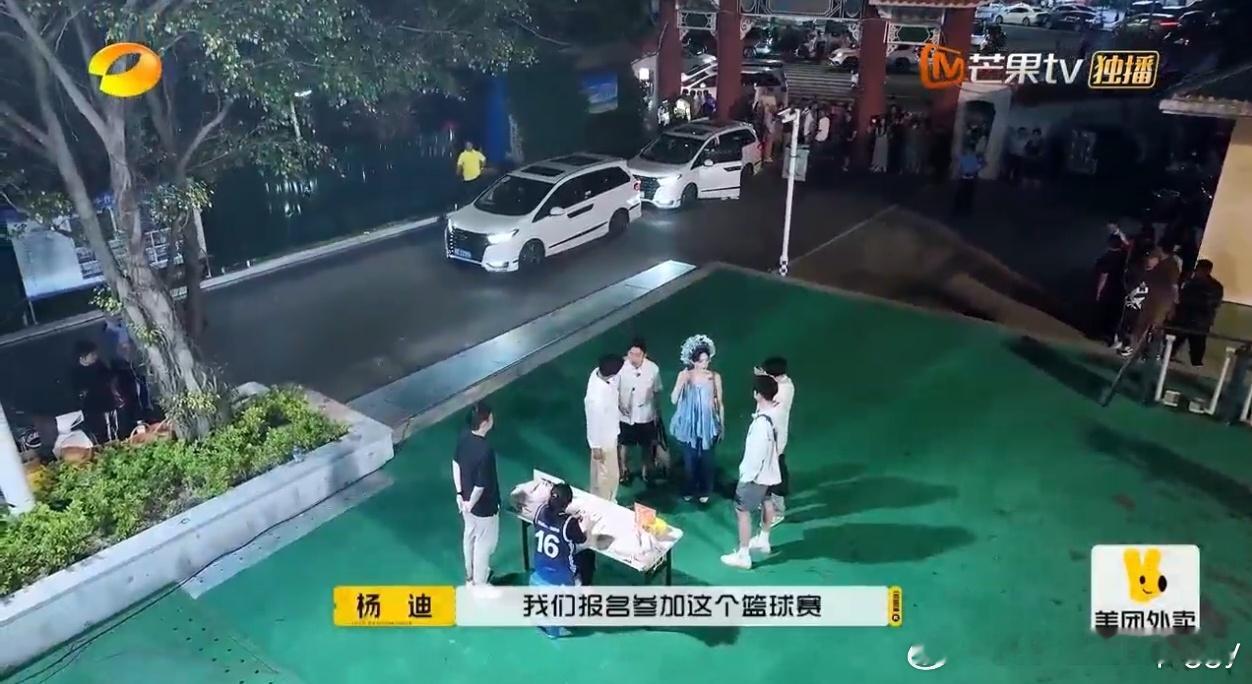 #杨迪的一米七和敖子逸的一米七# 敖子逸哥欠打场面加一[喵喵]杨迪和大家要报名篮