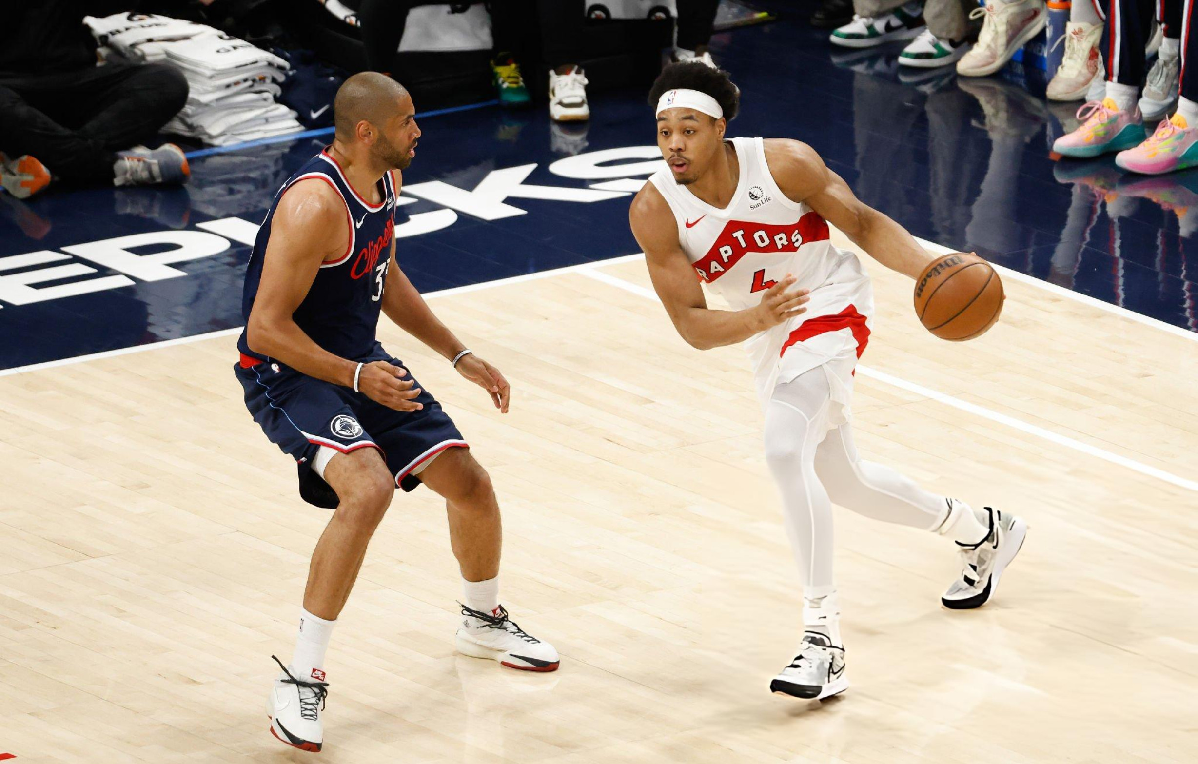 斯科蒂·巴恩斯今日再次上脚 Nike Kyrie 8。从赛季初到现在，他对这个系