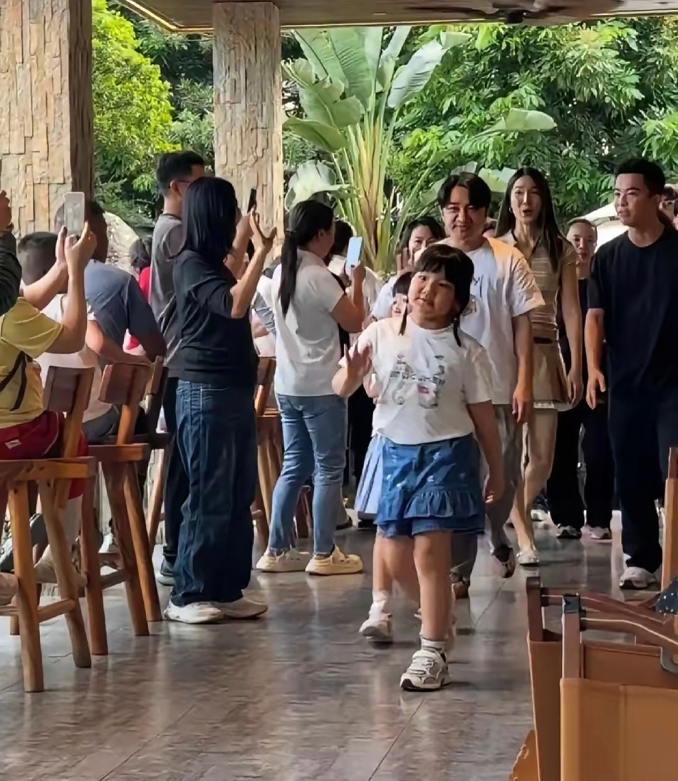 王祖蓝和李亚男的颜值身高都差了太多！妹妹大眼睛，五官标致，像极了妈妈，以后一定会