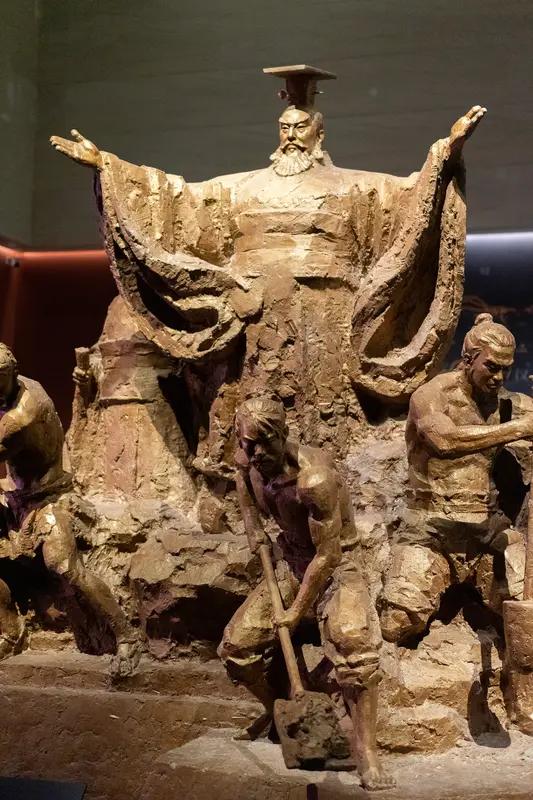 秦国能一统天下，最大原因得是商鞅变法带来的制度变革。这变法就像一场大革新，打破了