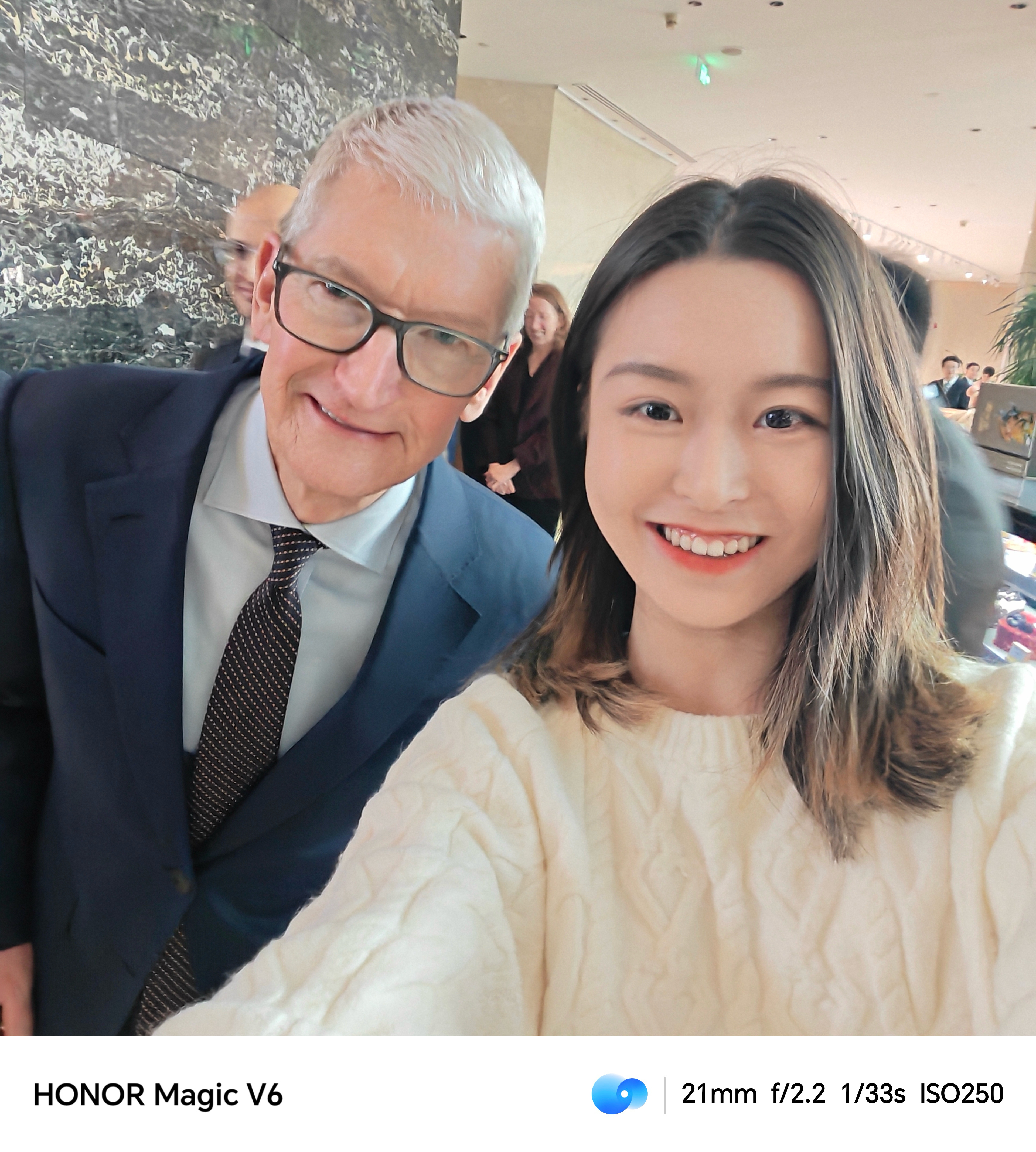 库克和国产折叠屏同框这张由荣耀Magic V6拍下的同框照太有画面感了！库克笑着