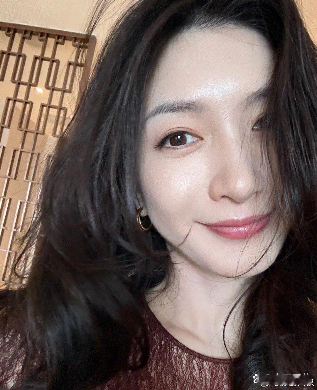 江疏影晒自拍，她虽然五官不算突出，长相也偏老气，但皮肤真的很好，白到发光! 