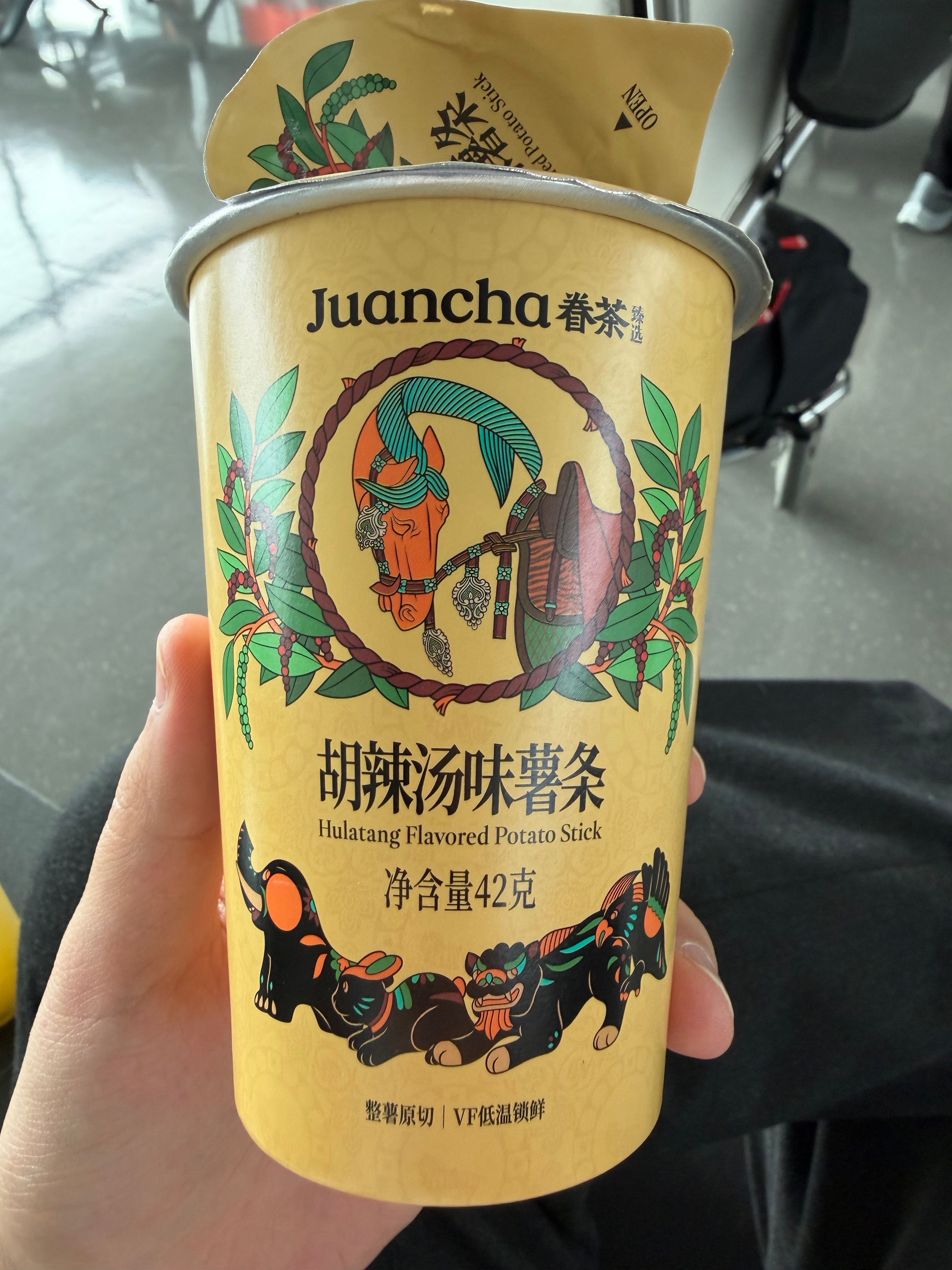 到新郑机场转机啦，刚下飞机就被胡辣汤味的薯条吸引了，河南特色，味道很上头的[go