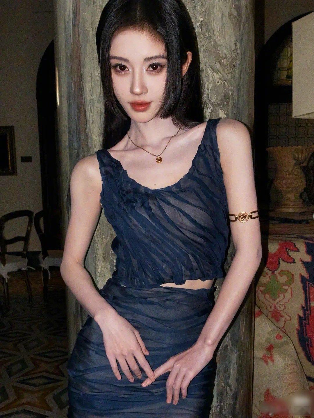 鞠婧祎、李一桐范思哲拍照同款姿势，能get到谁～ 