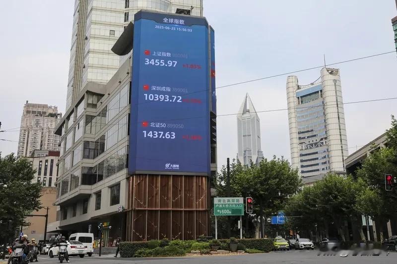 放量滞涨，是震荡盘整还是见顶出货

受昨晚外围影响，今天上午市场走得相当纠结，不