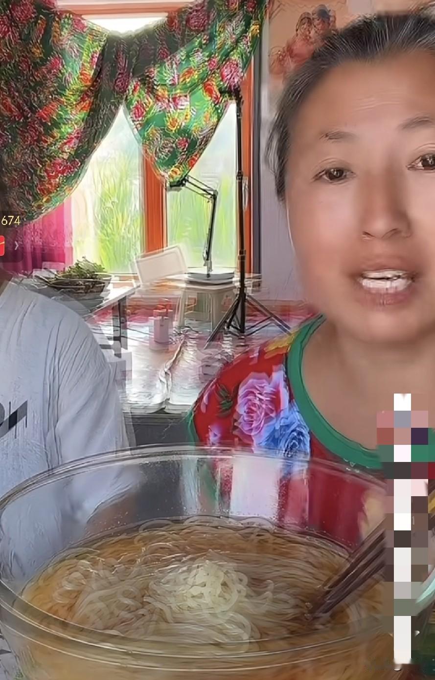 一定一定不要二婚，离了就不要再婚了。
刚刷到沈阳小网红兰兰正在和她二姐直播。
原