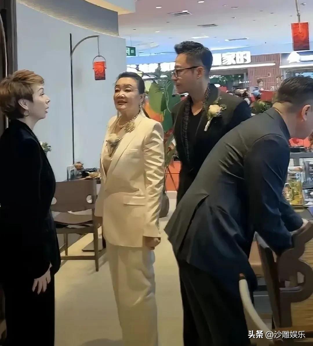 汪小菲张兰，母子同框破冰！

3月8日，麻六记邯郸店开业现场人声鼎沸，但最让八卦