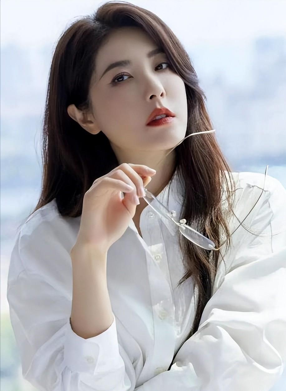 她被誉为两百年难遇的骨相美人，靠美貌 “征服” 无数男人，手握顶配颜值资源，却活