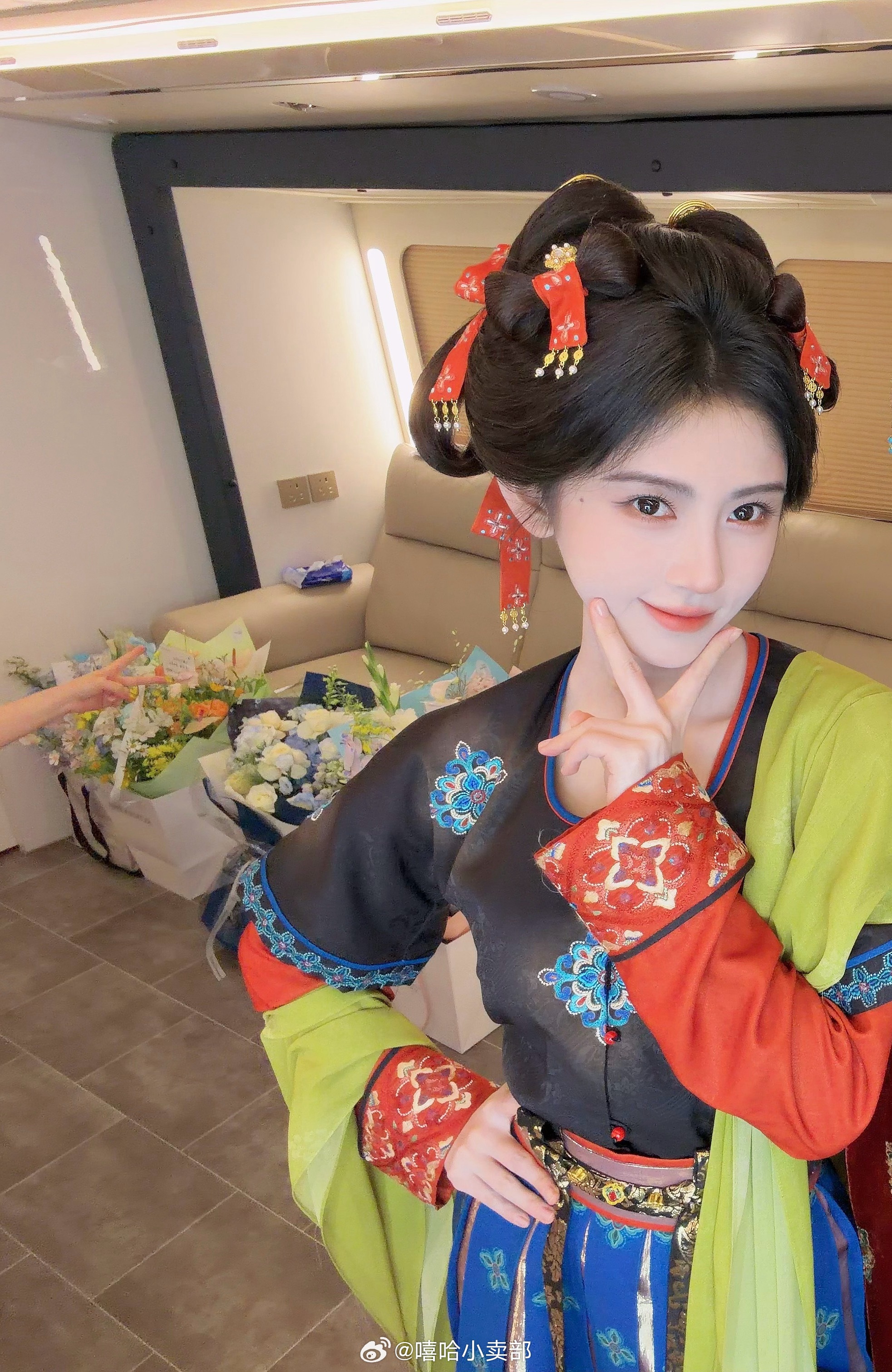 鞠婧祎 这个小猪不经意间比出了521💗 