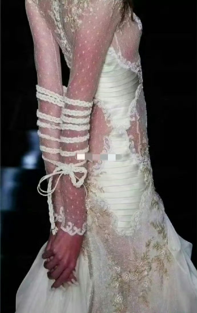 我不是很能理解这款婚纱的设计师  