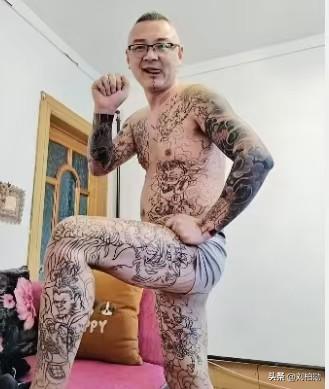 满背花臂、通体刺青，甚至连脸都纹得面目全非，这群人总把追求自由挂在嘴边，可现实给